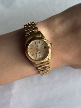 Vintage Women's Waltham Quartz Watch With Date Small Water Resistant
